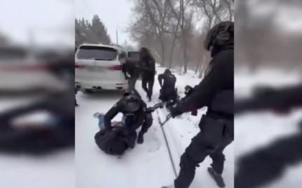 Trei cetățeni străini, reținuți în flagrant la Chișinău în timp ce încercau să vândă fraudulos un BMW de 100 000 de euro /VIDEO