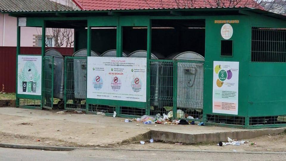 Apel către locuitorii municipiului Cahul: Aruncați deșeurile în containere, nu lângă ele!