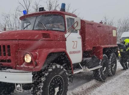 Peste 400 de salvatori și pompieri, mobilizați pentru intervenții în condiții de ninsoare