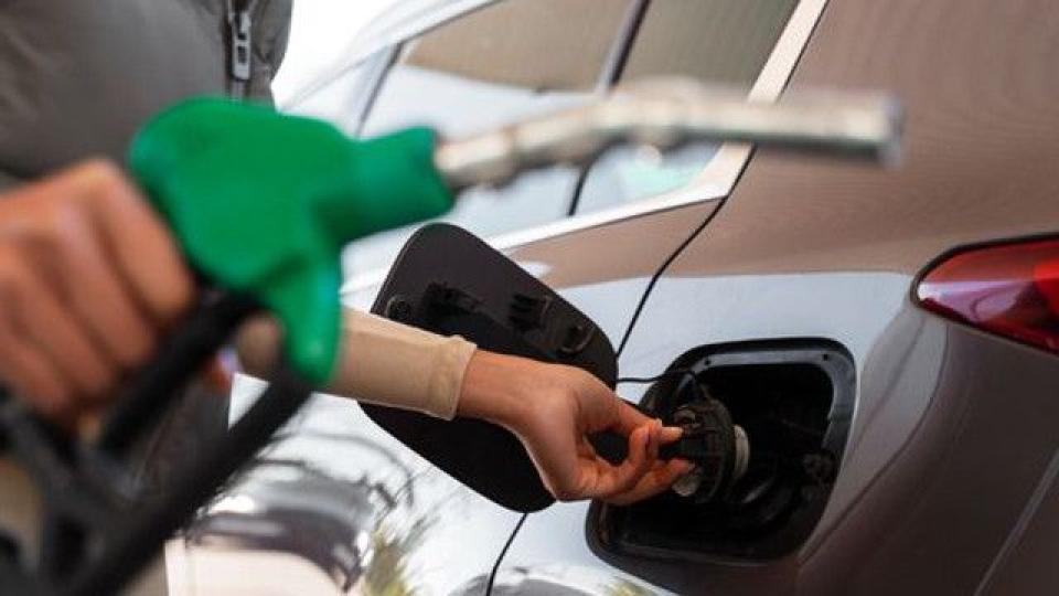 Carburanții se scumpesc din nou: Motorina trece de 27 de lei pe litru