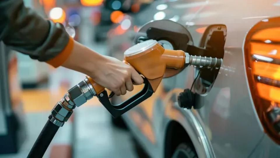 După scumpiri record, motorina se ieftinește pentru prima dată. Benzina continuă să crească