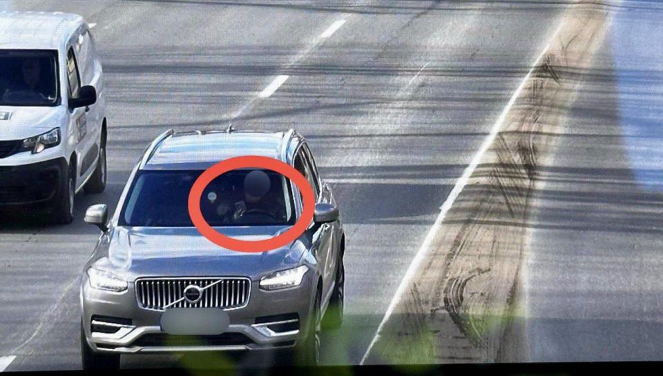 Peste 2000 de șoferi, sancționați pentru utilizarea telefonului mobil la volan