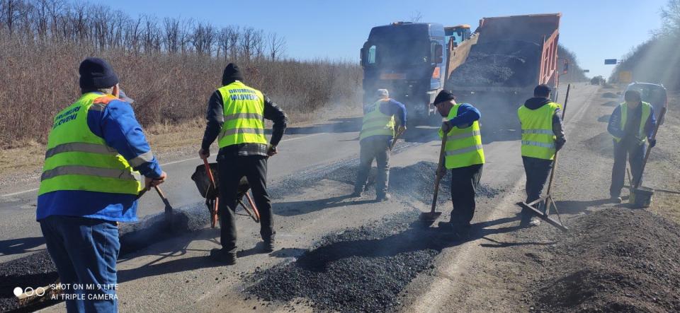 Lucrări de întreținere pe mai multe drumuri naționale: gropi plombate și sensuri giratorii salubrizate