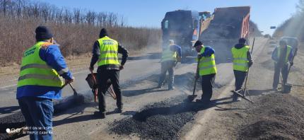 Lucrări de întreținere pe mai multe drumuri naționale: gropi plombate și sensuri giratorii salubrizate