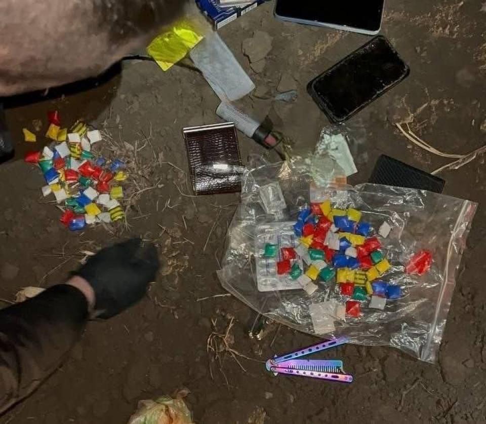 Doi bărbați reținuți la Taraclia în timp ce ascundeau droguri în fâșii forestiere. Peste 120 de pachete, ridicate de polițiști