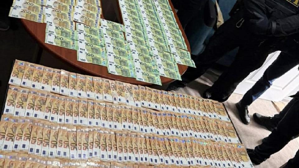 Patru persoane, reținute de CNA și procurori în flagrant pentru trafic de influență, după primirea unei mite de 40.000 de euro