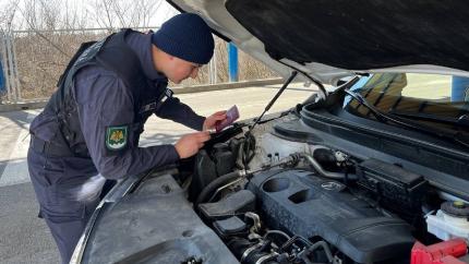 Acte neconforme pentru două mijloace de transport, depistate la frontiera de sud