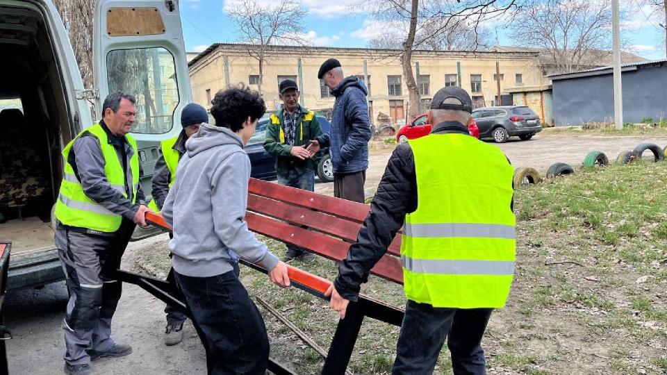 Tinerii din Cahul amenajează curțile blocurilor: bănci și coșuri de gunoi instalate în patru zone din oraș