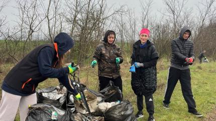 Chiar și pe ploaie: voluntarii din Cahul au curățat zona aeroportului