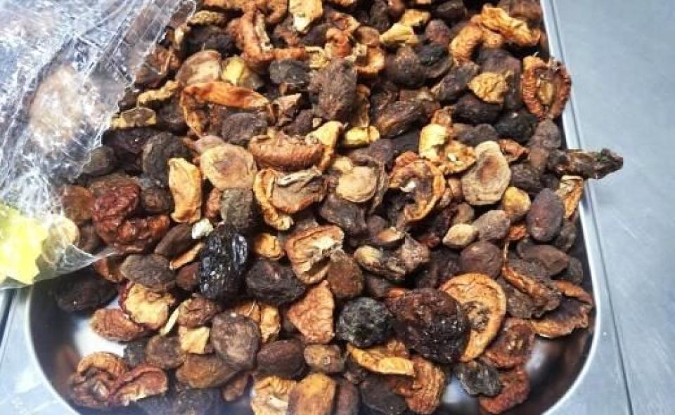 Peste 10 tone de fructe uscate cu mucegai, oprite la frontieră: lotul nu a fost admis pe piață