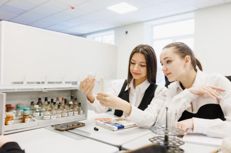 MEC lansează concursul de selectare a liceelor pentru dotarea laboratoarelor de chimie și fizică