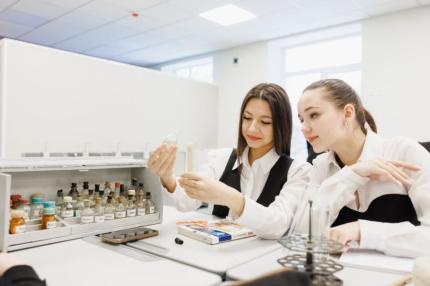 MEC lansează concursul de selectare a liceelor pentru dotarea laboratoarelor de chimie și fizică