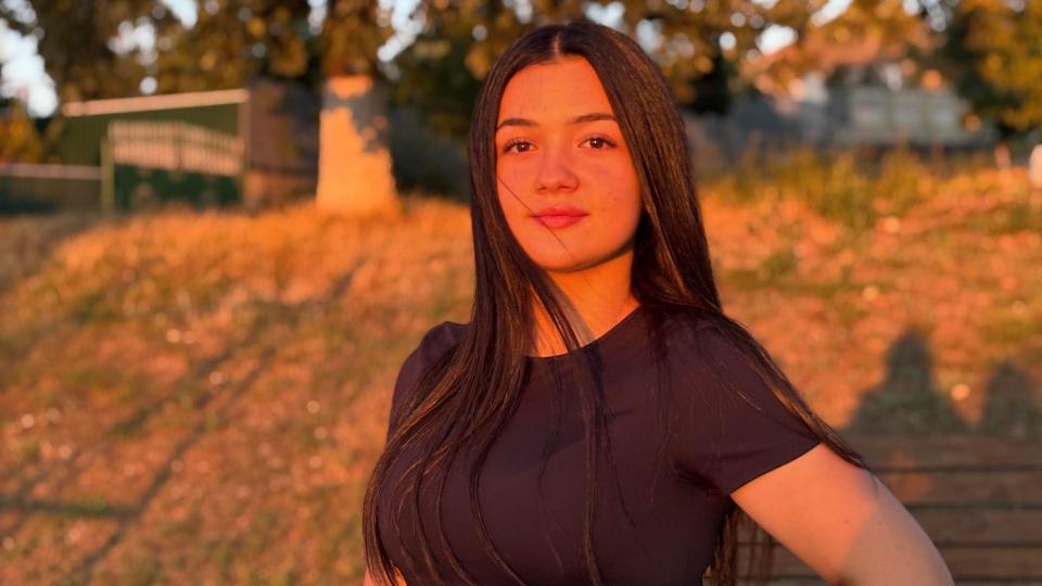 „Pe scenă am învățat să fiu eu însămi” – interviu cu Vitalina Bujoreanu despre teatru, emoții și curaj