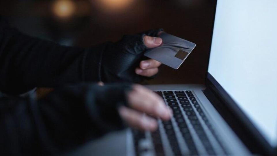 Vindea „telefoane mobile” online și primea banii fără a livra bunurile promise: tânără condamnată pentru escrocherie