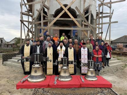Episcopul Veniamin a sfințit clopotele noii biserici din satul Pașcani