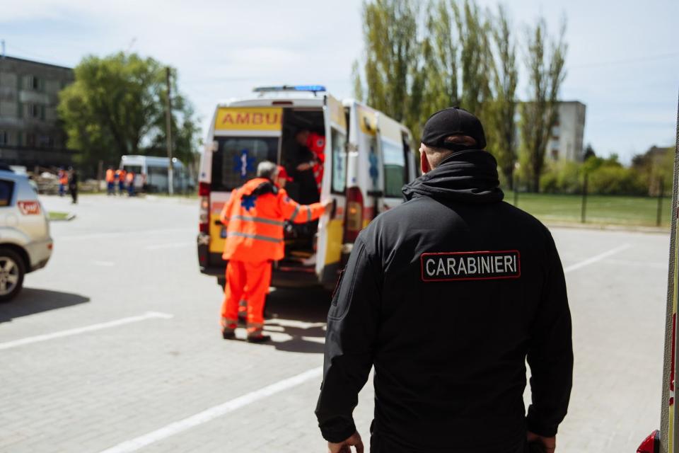 Femeie în vârstă, ajutată de un carabinier după ce i s-a făcut rău la Consulatul General al României din Cahul