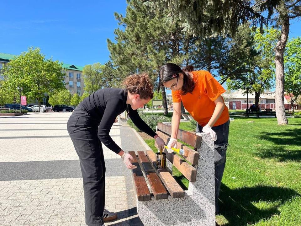 Cahul: Băncile din fața Palatului de Cultură „Nicolae Botgros” sunt în curs de reîmprospătare. Cetățenii, rugați să nu le utilizeze temporar