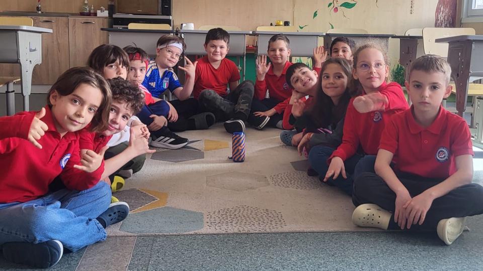 Elevii din Cahul și Galați, uniți prin tradiții: „Vânătoarea de ouă pascale” i-a adus împreună