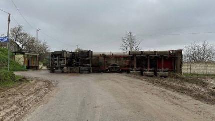 Traseul R-34, blocat la Giurgiulești: un camion cu cereale s-a răsturnat pe carosabil