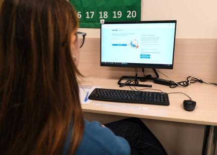 Elevii din clasele a IX-a și a XII-a pot obține certificare digitală: Vezi cum te poți înscrie: