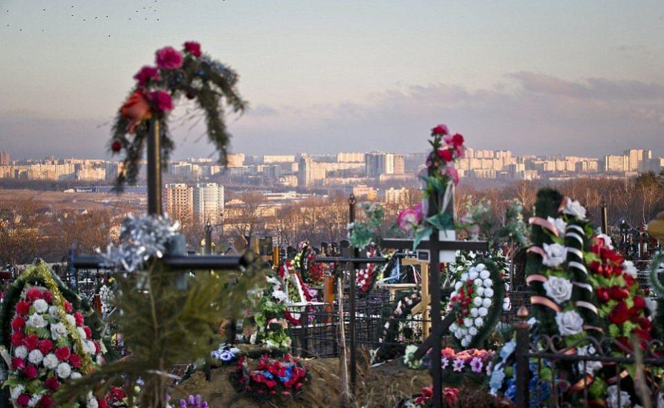 Coroanele din plastic, tot mai aproape de interdicție după Paștele Blajinilor