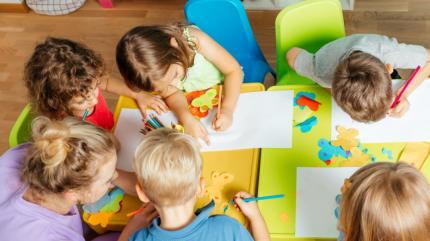 Mai multe locuri la creșă pentru copii, mai mult sprijin pentru părinți: 99 de proiecte aprobate în toată țara