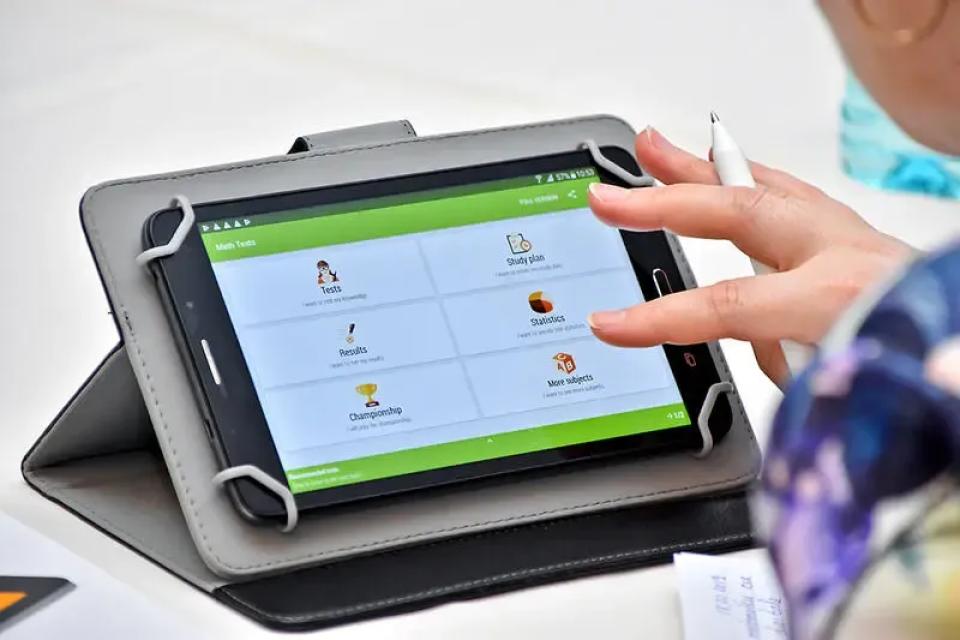 Acces sporit la resurse educaționale digitale: vor fi stocate pe o platformă națională modernă