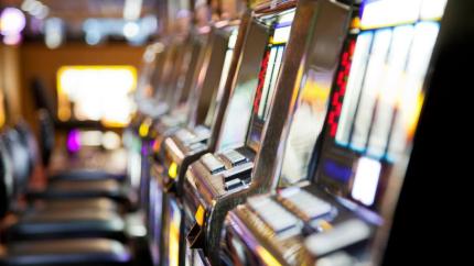 Sălile de jocuri de noroc, interzise în tot mai multe localități din România