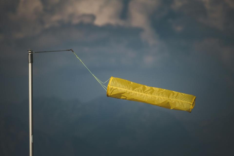 Cod galben de vânt puternic emis de meteorologi: rafale de până la 80 km/h