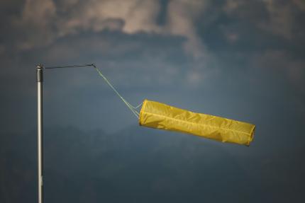 Cod galben de vânt puternic emis de meteorologi: rafale de până la 80 km/h