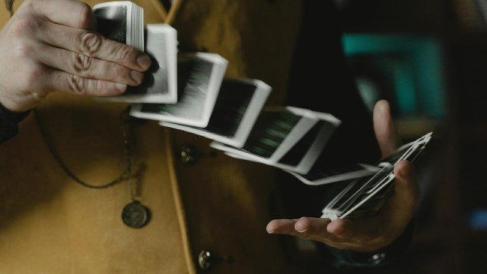 „Iluzionistul” tranzacțiilor în numerar: un bărbat condamnat pentru 7 episoade de escrocherie după ce „făcea să dispară” bani în timpul schimbului de bancnote