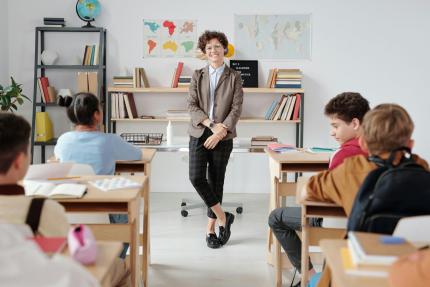 Indemnizații mai mari pentru tinerii profesori. Sprijinul acordat la angajare, la disciplinele STEM, va crește până la 375 de mii de lei 