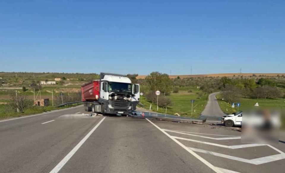 Accident grav la intrarea în Vulcănești: o femeie a decedat după impactul dintre un Opel și un autocamion