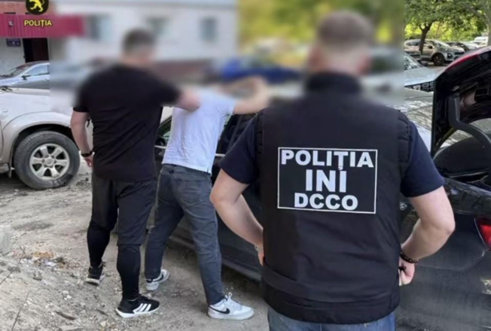 Tânăr de 19 ani, reținut la Chișinău pentru punerea în circulație a bancnotelor false. Ar fi acționat împreună cu o tânără de 20 de ani