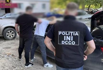 Tânăr de 19 ani, reținut la Chișinău pentru punerea în circulație a bancnotelor false. Ar fi acționat împreună cu o tânără de 20 de ani