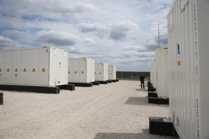 Mai puține taxe pentru investițiile în energie verde: Guvernul susține facilități pentru baterii de stocare și turbine eoliene