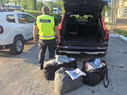 400 de articole vestimentare suspecte, depistate într-un Volvo XC90 la Chirsova /VIDEO