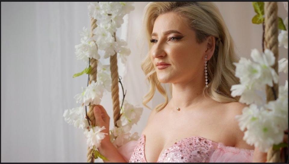 Interpreta Cristina Pascal Zagorodnii a lansat piesa „Florile din luna Mai”