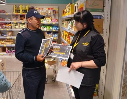Polițiștii continuă campaniile de informare pentru prevenirea escrocheriilor telefonice