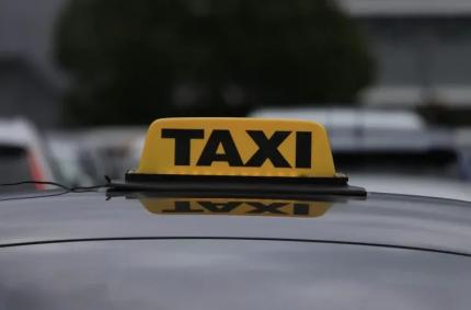Șoferii de taxi vor fi impozitați după regulile generale începând cu 1 iulie 2026