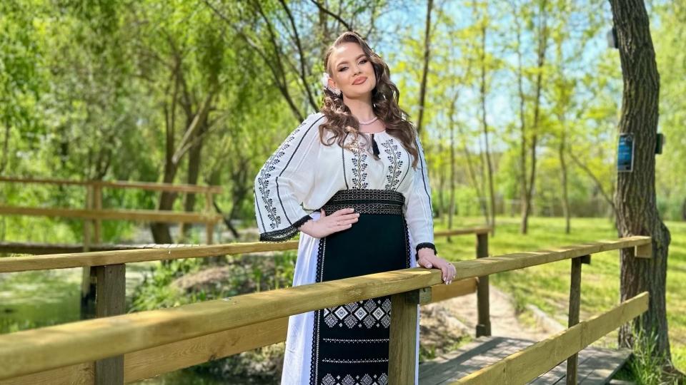 Anastasia Pasat: „De mică cântam pe scenele din sat, apoi am realizat că asta este menirea mea”