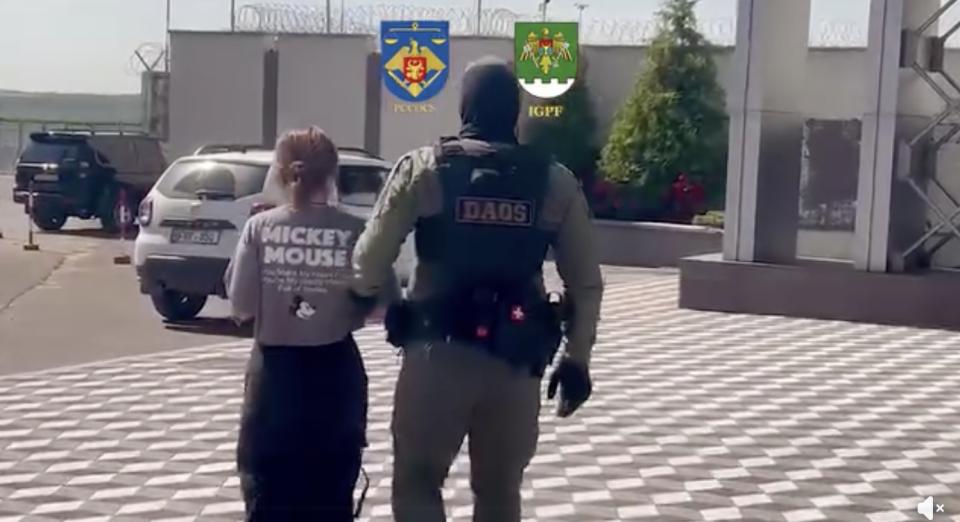 Extrădată din Grecia, după exploatarea sexuală în Atena a 7 tinere din Moldova. Fratele acesteia urmează să ispășească o pedeapsă cu închisoarea pentru 64 de ani