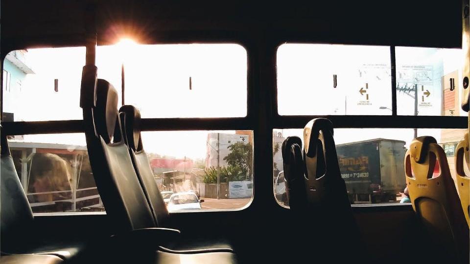 Angajații din educație, care activează în instituții reorganizate, vor beneficia de transport
