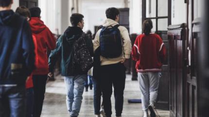 Peste 1.300 de elevi vor primi câte 1.000 de lei lunar pentru a avea acces la studii de calitate