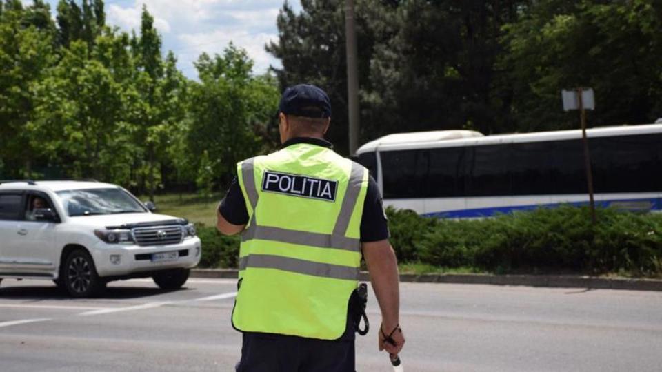 Peste 3.600 de abateri rutiere, înregistrate de polițiști în weekend. 75 de șoferi au fost prinși băuți la volan