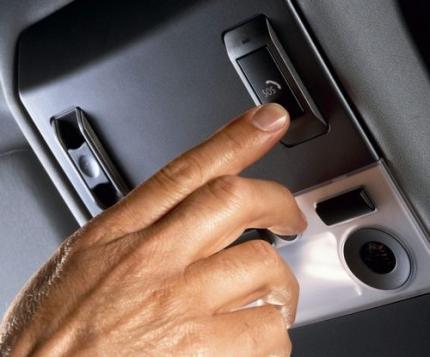 Mașinile dotate cu sistemul eCall vor apela automat 112 în cazul accidentelor rutiere grave