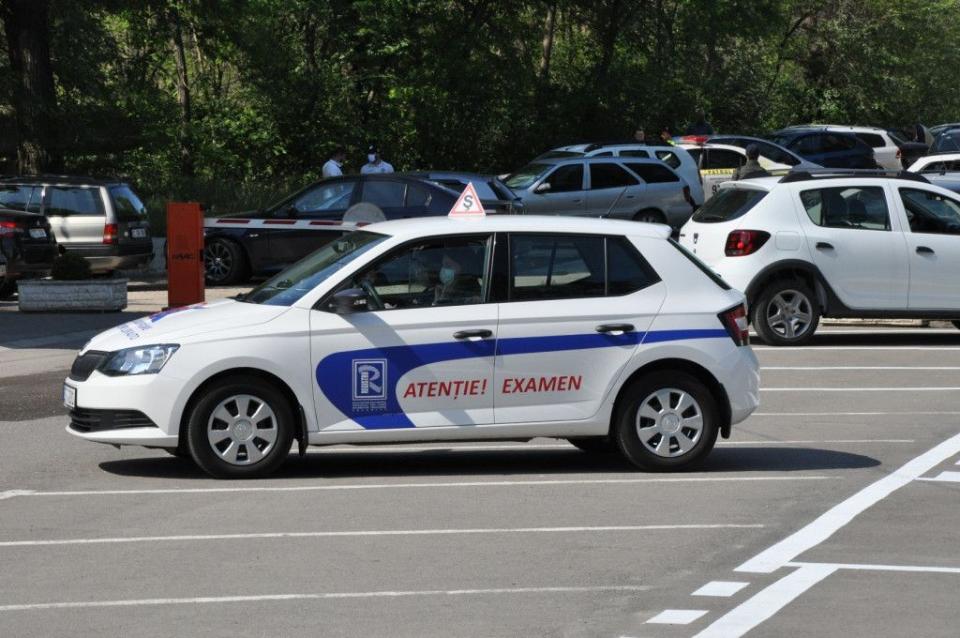 Noi reguli la permisul auto: instructorul poate însoți candidatul la proba practică