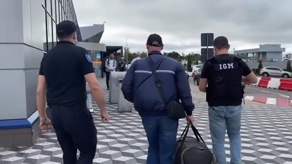 Cetățean rus aflat ilegal în Republica Moldova, îndepărtat sub escortă și declarat indezirabil pentru următorii cinci ani /VIDEO