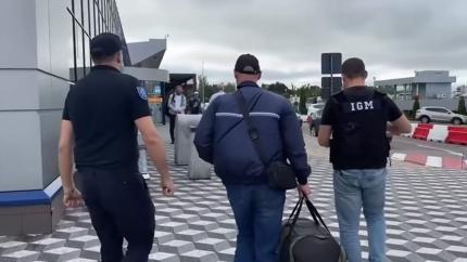 Cetățean rus aflat ilegal în Republica Moldova, îndepărtat sub escortă și declarat indezirabil pentru următorii cinci ani /VIDEO