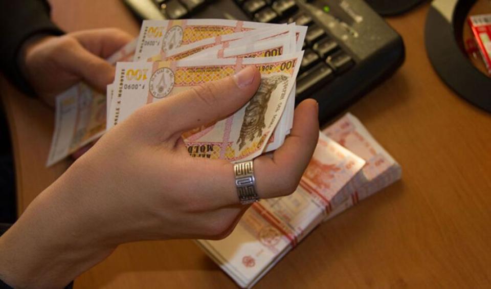 Salariul minim va fi raportat la 50% din salariul mediu lunar: noi prevederi adoptate de Parlament